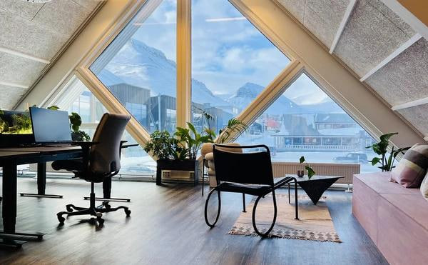 Lyst isblått landskap med lagvise åsrygger